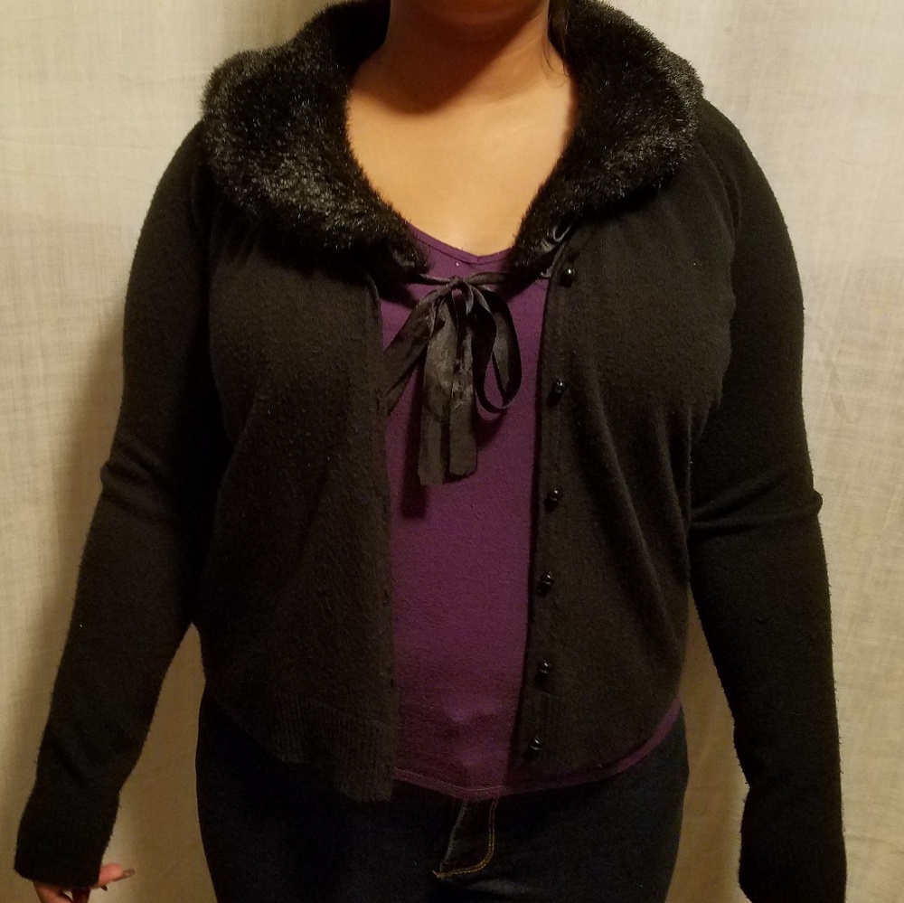 Sweater with faux fur collar